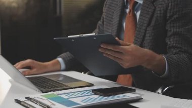 Ofiste çalışan iş adamı