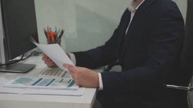 Çalışma masasında çalışan işadamı, yakın plan