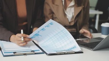 Belgeler ve bilgisayarla çalışan iş ekibini kapat