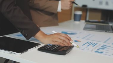 Ofiste mali belgelerle çalışan işadamı, yakın plan
