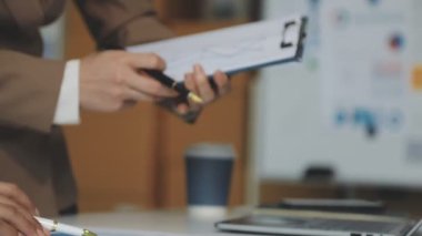 Ofisteki genç adam dizüstü bilgisayarla çalışıyor..