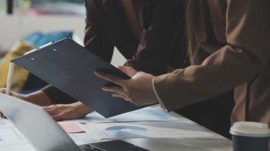 Ofiste çalışan bir iş adamı..