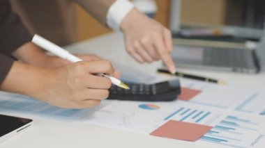 Ofiste çalışan iş adamları