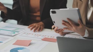 İş adamları ofis masasında mali verileri tartışıyor ve tartışıyorlar