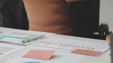 Ofisteki hesap makinesindeki çizelgeleri analiz eden bir iş adamı. İş konsepti. Yakın çekim