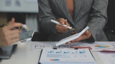 Ofiste çalışan iş adamları