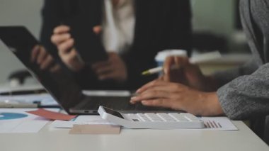 Kapat. Masada çalışan genç iş adamları..
