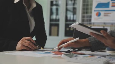 İş ekibi ofiste birlikte çalışıyor..