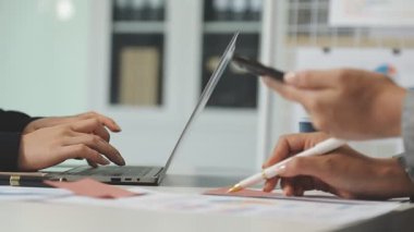 Ofiste çalışan iş kadını.