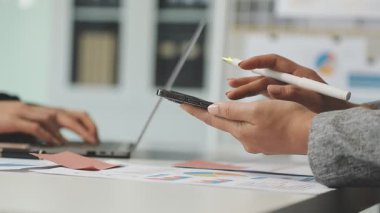 İş adamı eli kalem tutuyor ve not almak için dijital tablet kullanıyor.