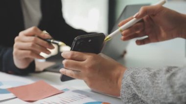 Genç işadamı ofiste çalışıyor.