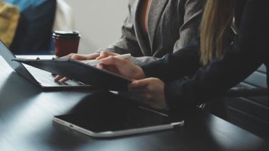 Modern ofisinde çalışan iş takım