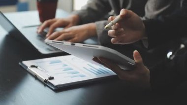 Dijital tablet ile ofiste çalışan iş adamları