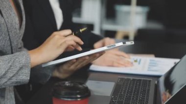 İş adamları birlikte çalışıyor ve iş yerinde mali planı tartışıyorlar