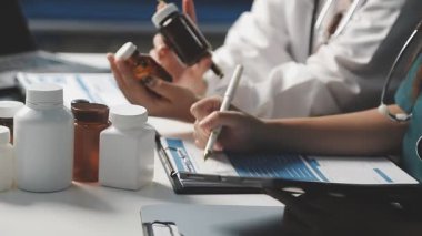 Doktor el haplarının olduğu şişeyi kapat.