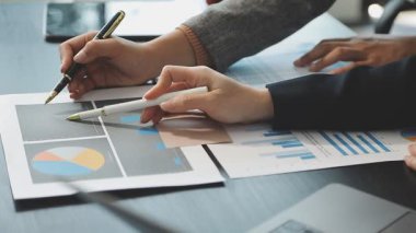 Finansal belgeler ve dizüstü bilgisayarla çalışan iş adamı