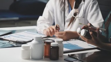 Doktor hastanın kan basıncını kontrol