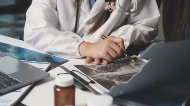 Doktor hastanede dijital tabletle dizüstü bilgisayarda çalışıyor