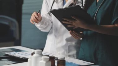 Kapalı - elinde tablet olan ve panoya yazı yazan kadın doktor.