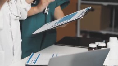 Steteskoplu bir doktor.