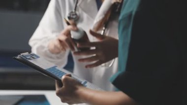 Doktor tedavi için tablet bilgisayar kullanıyor