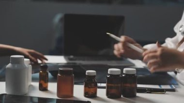 İlaç şişesiyle erkek elini kapatıyoruz.