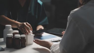 Sağlık salonundaki gençler