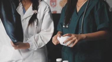 Kadın doktor ve hasta.