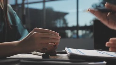 Ofiste çalışan kadın tasarımcı