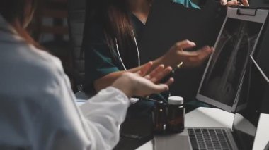 Laptop ve tablet bilgisayarlı genç kadın doktor