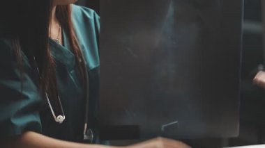 Doktor steteskop tutuyor.