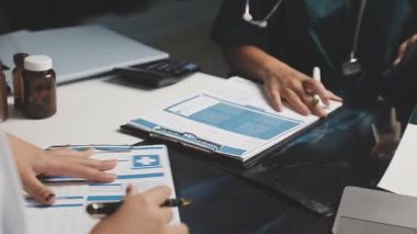 İş adamları birlikte çalışıyor.