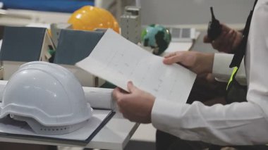 Planlı miğferde mühendis