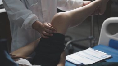 Doktor eli steskop tutan bir hasta..