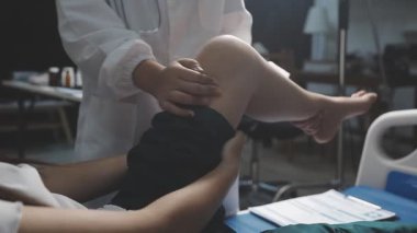 Doktor diz eklemli hastayı muayene ediyor, ağrısı var.