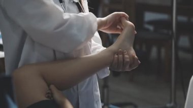 Kaplıcada ayak masajı yapan genç bir kadın.