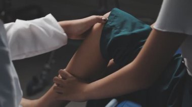 Genç Asyalı kadın masaj için hazırlanıyor.