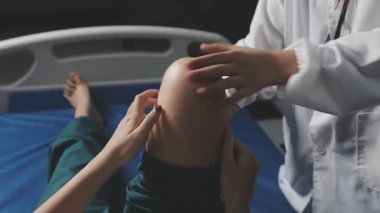 Doktor ve hemşire hasta elini tutuyor. tıbbi konsept.