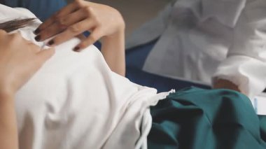 Doktor hastanedeki hastanın kan basıncını ölçüyor.