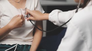 Steteskopu ve hastası olan genç bir doktor.