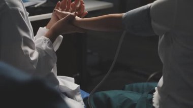 İki doktor el sıkışıyor.