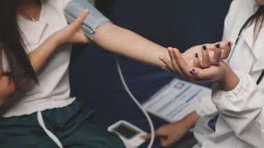 genç kadın doktor stetoskop bir holding