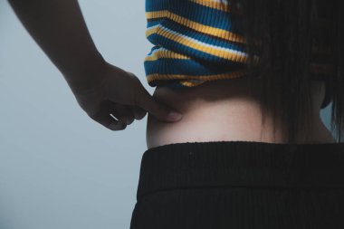 Kadın göbeği. Şişman kadın göbek yağlarını tutuyor. diyet yaşam tarzı konsepti karın kaslarını zayıflatmak ve sağlıklı mide kaslarını şekillendirmek için.