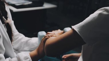 Doktor ve hasta klinikte.