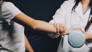 Doktor ve hemşire hastanede.