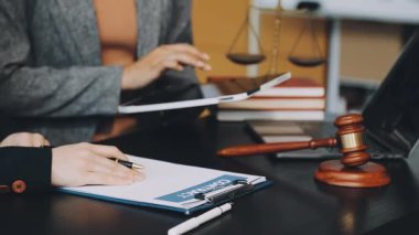 Ofiste çalışan avukat ya da avukat. Avukat ya da avukat, hukuk firması konsepti. Hukuk hizmetleri ve adalet.