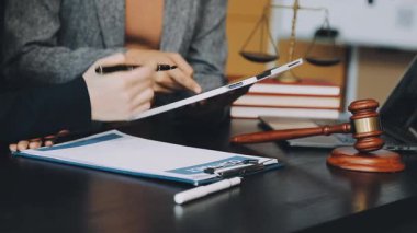 Ofiste çalışan bir avukat.