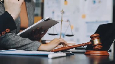 Avukat ya da avukat ofiste tokmakla çalışıyor..