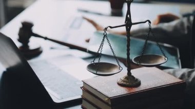 Avukat, dizüstü bilgisayar ve terazide çalışıyor, avukat ya da yargıç, hukuki danışmanlık, hukuk, hukuki adalet kavramı