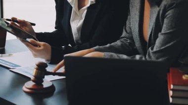 Bir müşteriyle çalışan bir iş avukatı..